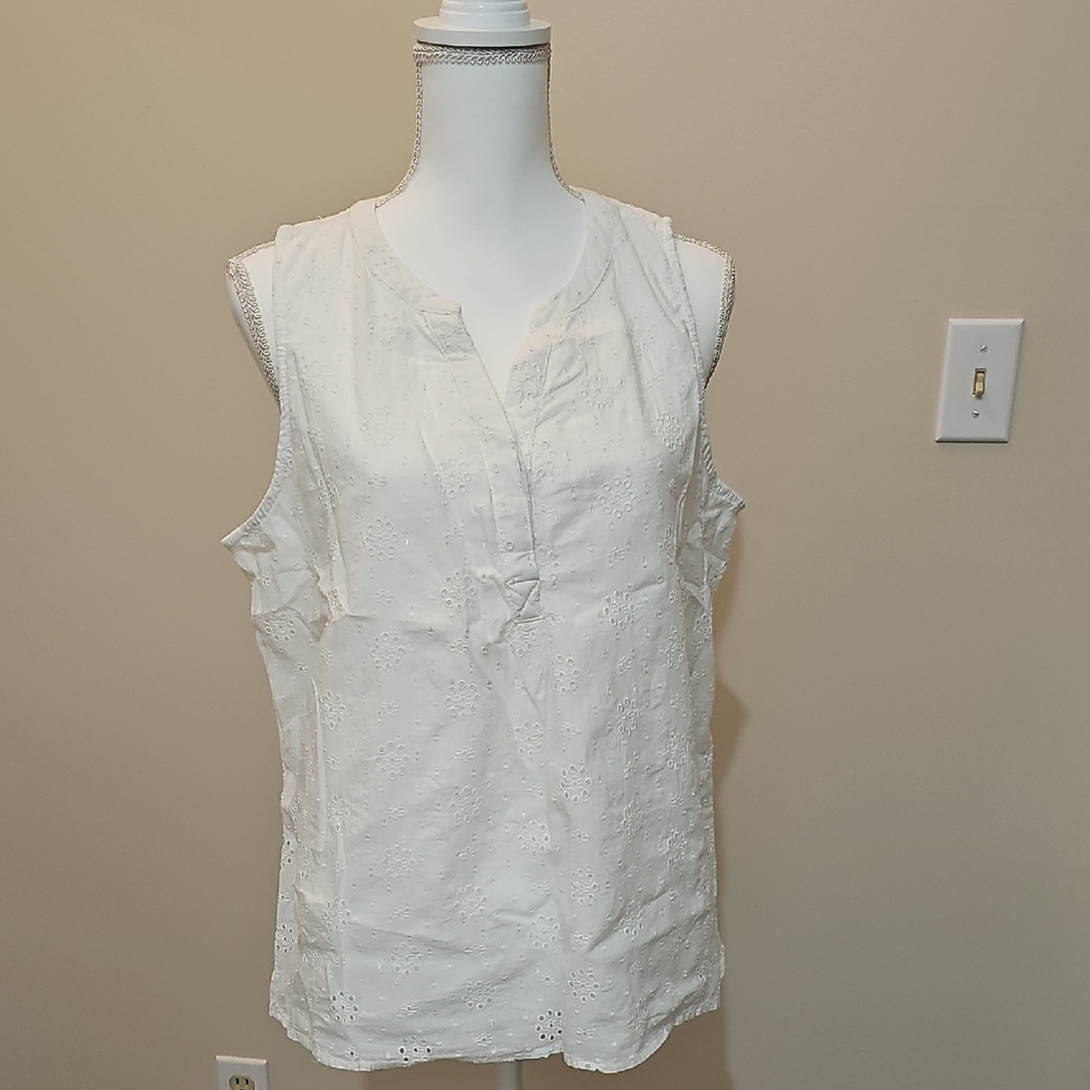 Crown & Ivy White Sleeveless Mandarin Collar Blouse